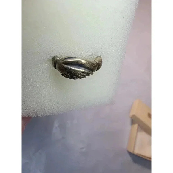 JAMES AVERY RETIRED STERLING SILVER FRIENDSHIP HANDSHAKE RING SIZE 5 - LB-C2457 - Picture 3 of 9